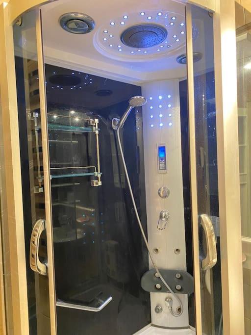 이스탄불 Comfy - Spacious Flat On The Kadikoey Seaside 아파트 외부 사진
